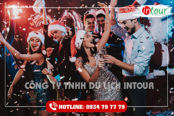 Hình ảnh có thể có: một hoặc nhiều người, mọi người đang khiêu vũ, mọi người đang đứng, mọi người trên sân khấu và ngoài trời